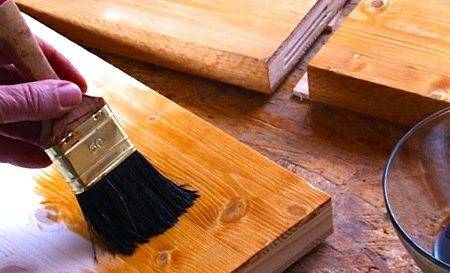 Цвет пропитки для лестницы часто подбирают под цвет окон