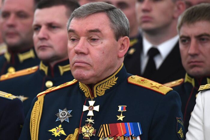 Арестович подтвердил попытку покушения на главу Генштаба РФ Герасимова