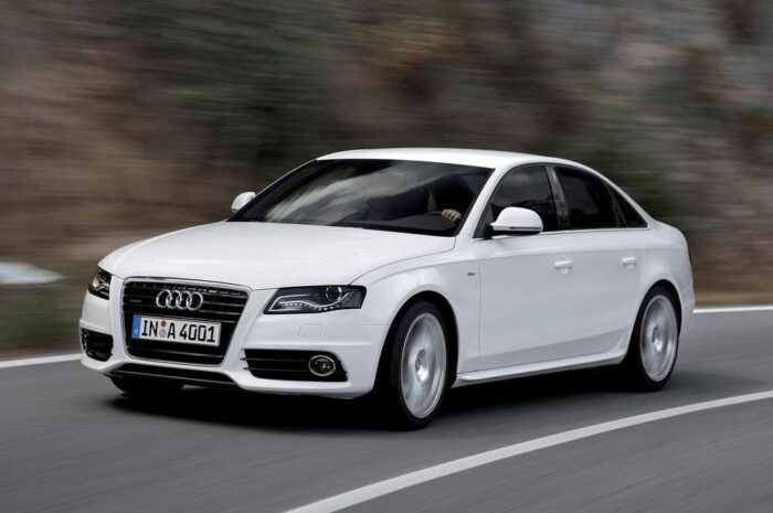 Audi тестирует обновленный седан A4 а заснеженной дороге