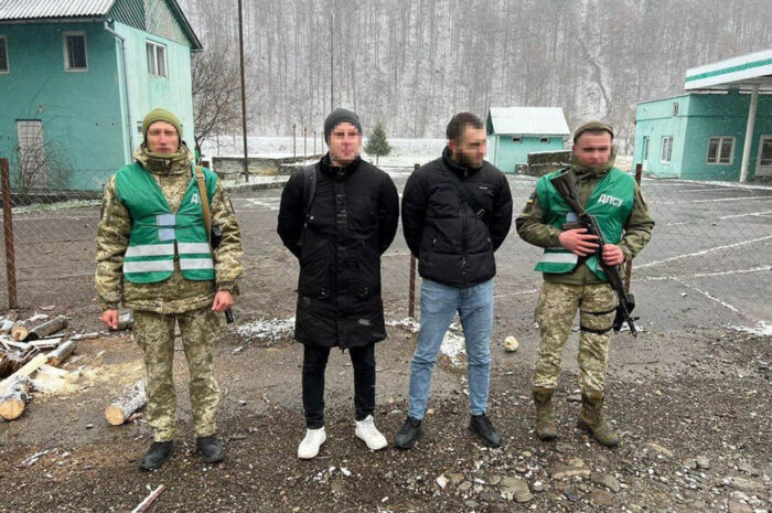 Двоих украинцев задержали за попытку уплыть в Румынию на надувных кругах