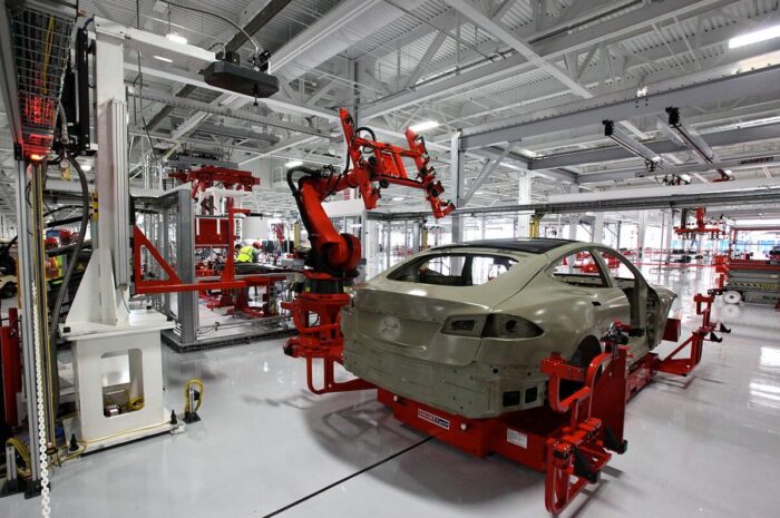 Эксперты: Tesla повторяет ошибки автомобильной промышленности 80-х