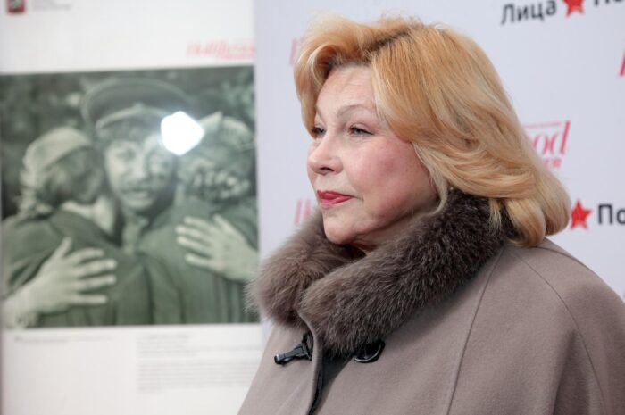 Елена Драпеко пожаловалась в полицию на кражу агитационных материалов в Петербурге — Неизвестные украли плакат с портретом Драпеко