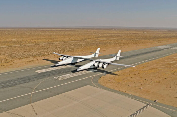 Этим летом может состояться первый полет самого большого в мире самолета