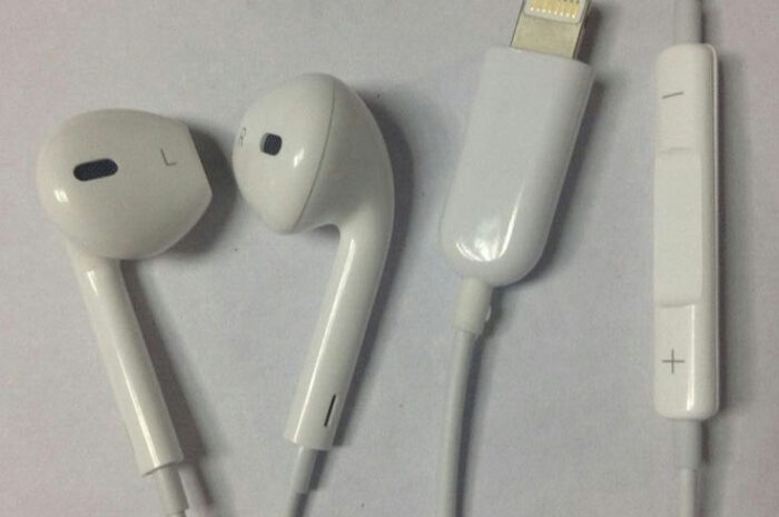 Фотогалерея дня: гарнитура с разъемом Apple Lightning