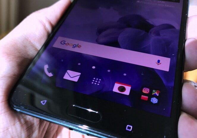 Фотогалерея дня: смартфон HTC U Ultra, оснащённый дополнительным дисплеем и не похожий на другие модели компании