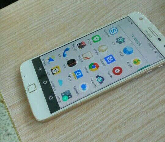 Фотогалерея дня: смартфон Moto Z Play в белом корпусе
