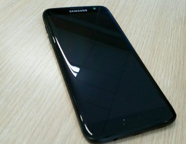 Фотогалерея дня: смартфон Samsung Galaxy S7 Edge в цвете Glossy Black
