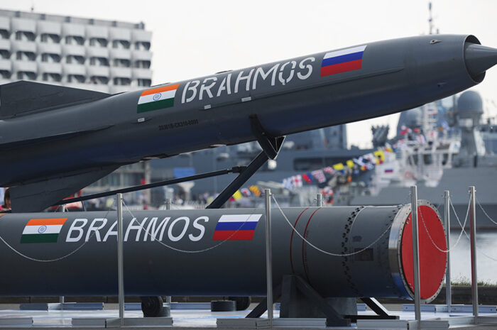 Индия успешно испытала ракету «БраМос с эсминца INS Kolkata»