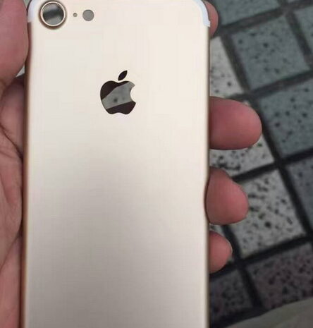 iPhone 7 с крупной камерой показался на фото