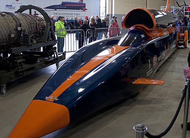 Испытания автомобиля-ракеты Bloodhound SSC откладываются"