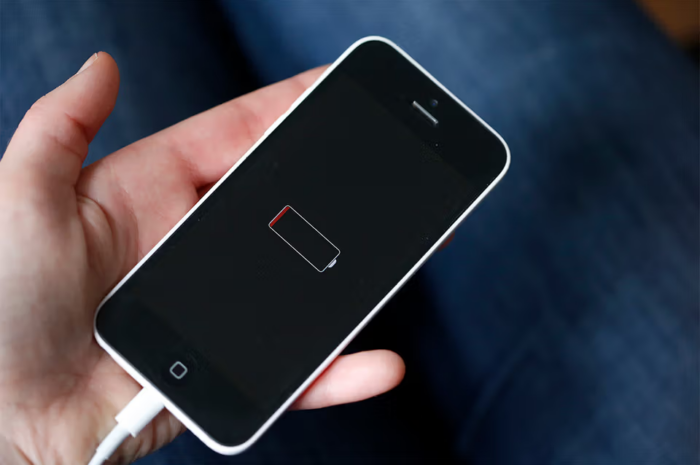 Истец назвал «жалким» предложение Apple за деньги устранять неисправность iPhone, из-за которой на компанию подали в суд
