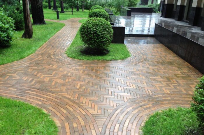 Какие бетонные элементы использовать для мощения дорог и садовых дорожек?