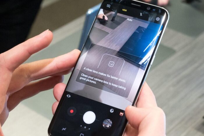 Камера Samsung Galaxy S8 легко пачкается из-за сканера отпечатков пальцев