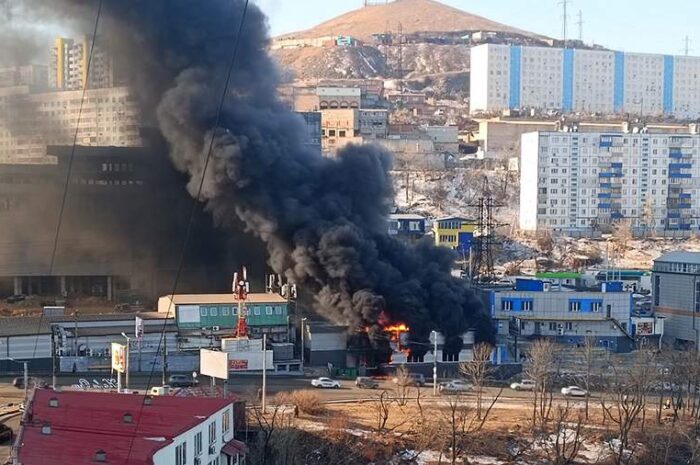 Крупный пожар произошел во Владивостоке