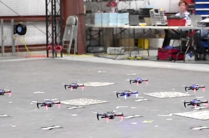 Квадрокоптеры научили летать стаями без GPS