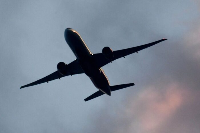 Летевший из Москвы самолет совершил экстренную посадку в Екатеринбурге