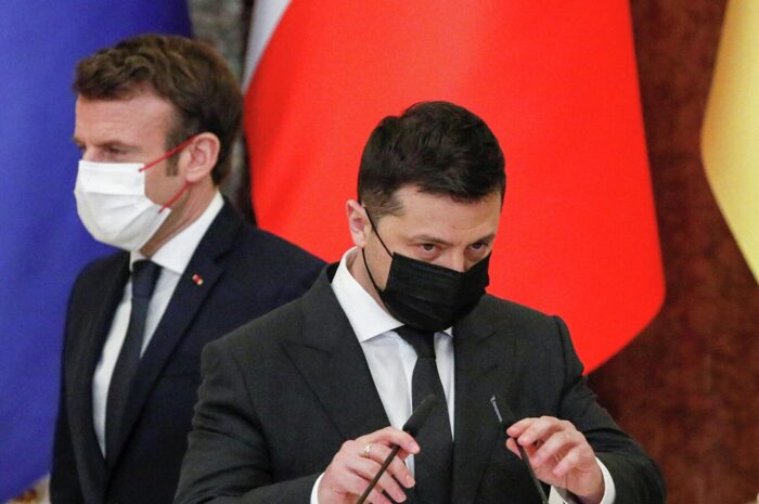 Макрон ответил на критику Киева после заявления о гарантиях для РФ
