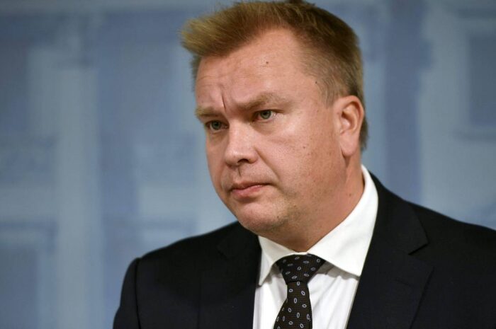 Министр обороны Финляндии возьмет отпуск по уходу за ребенком