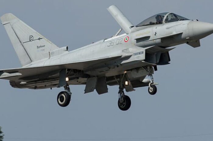 На Сицилии упал истребитель