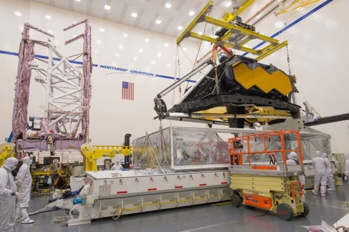 NASA: Из телескопа «Джеймс Уэбб» сыплются винты и гайки