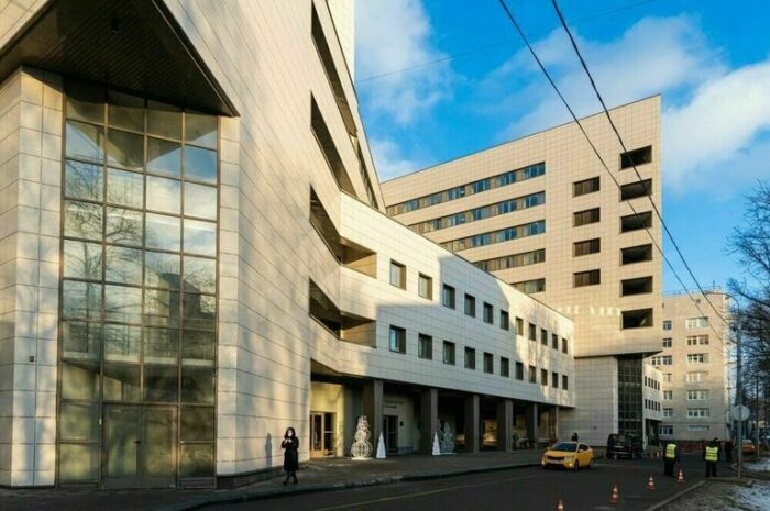 Около 100 человек эвакуированы с территории Боткинской больницы из-за пожара