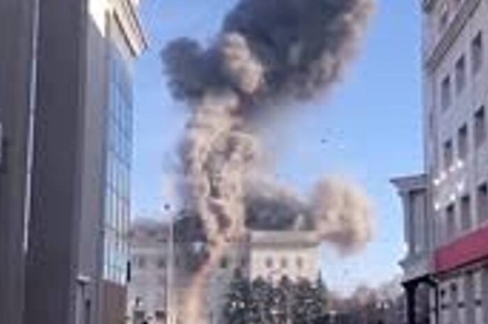 Опубликовано видео после удара по бывшей администрации Херсона