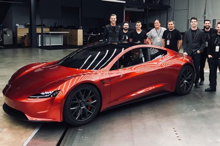 Пакет опций SpaceX превратит спорткар Tesla Roadster в «ракету»"