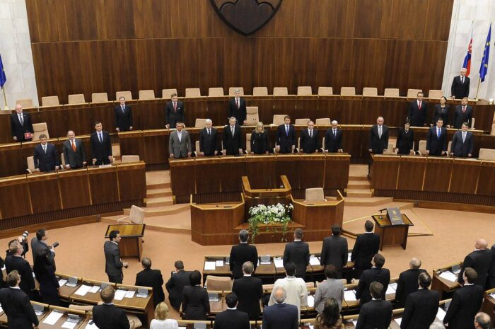 Парламент Словакии вынес вотум недоверия правительству