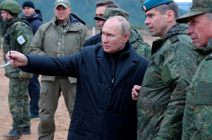 Песков подтвердил посещение Путиным зоны СВО