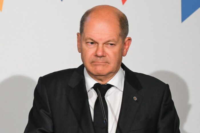 Пока вы спали: Шольц о решении по российскому зерну и острый дефицит иномарок в РФ