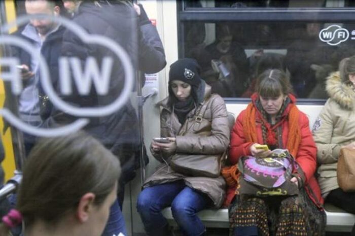 Половина пассажиров московского метро «ходят в интернет» через iPhone и iPad — СМИ