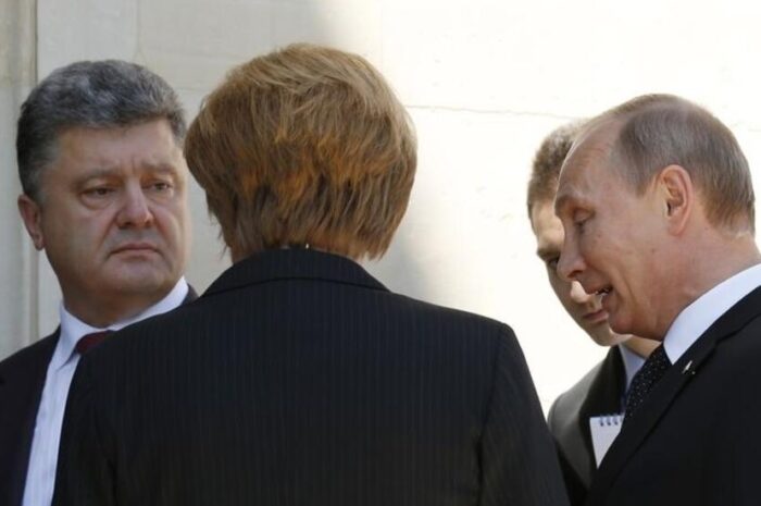 Порошенко и Меркель условились о проведении телефонных переговоров с участием Олланда — Без Путина