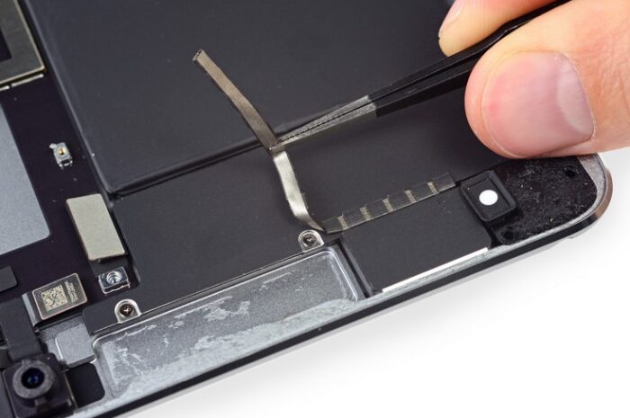 При разборке нового планшета Apple iPad Pro специалисты iFixit постоянно сталкивались с обилием клея
