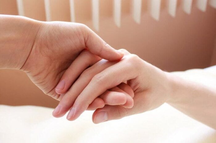 Прикосновение любимого человека обладает болеутоляющим эффектом