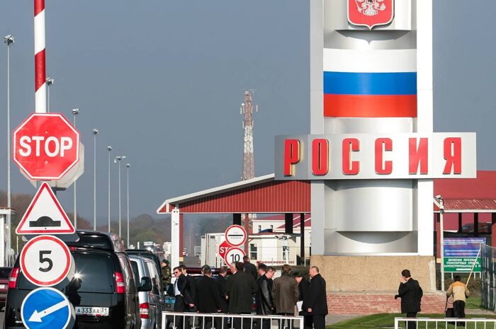 Приставы разъяснили россиянам условия запрета на выезд из страны