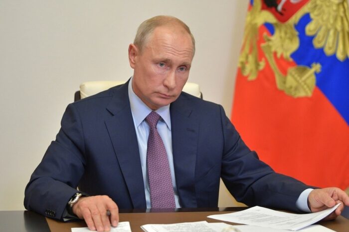 Путин рассказал о поддержании контактов с Макроном