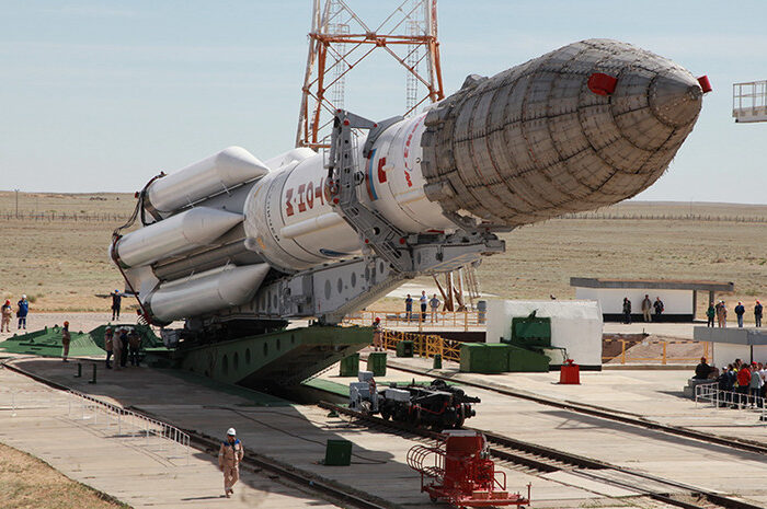 Ракета-носитель «Протон-М» вывезена на стартовый комплекс