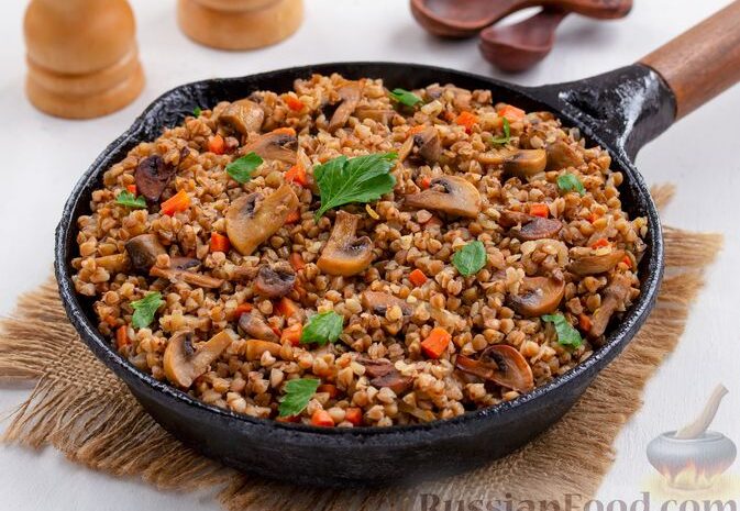 Рецепт для воскресного завтрака: гречневая каша с грибами