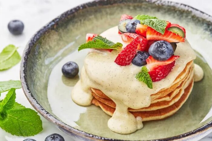 Рецепт для воскресного завтрака: панкейки с ягодами и ванильным соусом