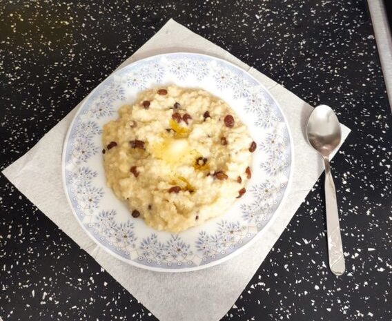 Рецепт для воскресного завтрака: пшеничная каша на топленом молоке с соленой карамелью