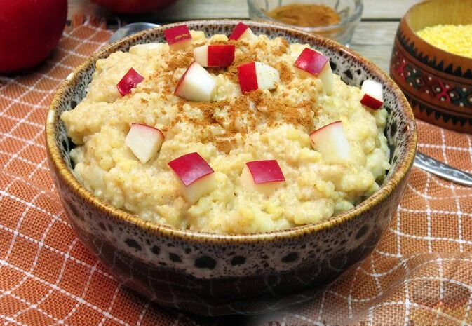 Рецепт для воскресного завтрака: пшенная каша с яблоками и корицей