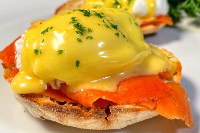 Рецепт для воскресного завтрака: запеченные яйца-пашот с голландским соусом