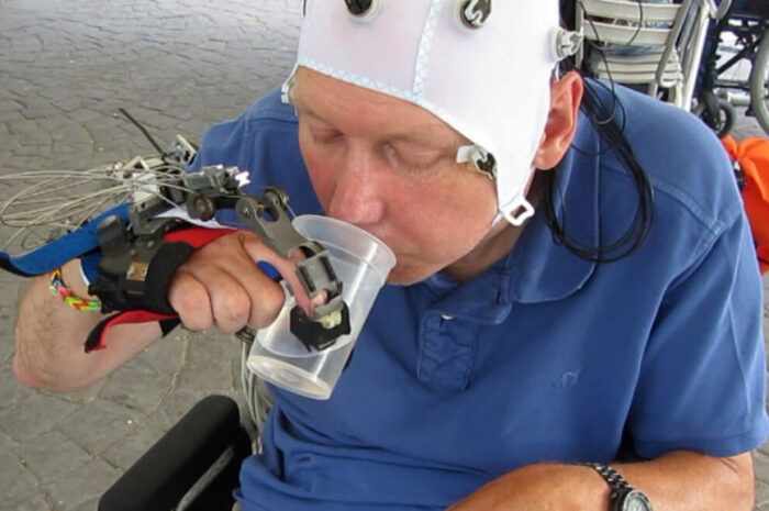 Роботизированная рука, управляемая силой мысли, поможет парализованным людям