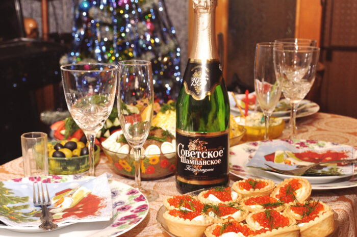 Россиянам рассказали, чем запивать алкоголь в новогоднем застолье