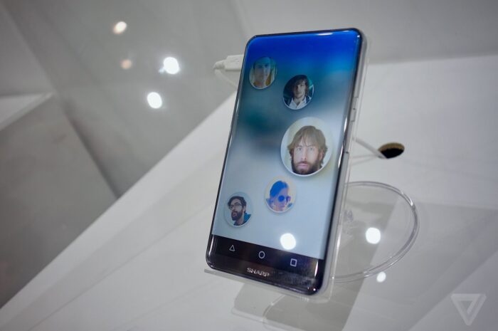 Sharp показала смартфон с настоящим "безрамочным" дисплеем