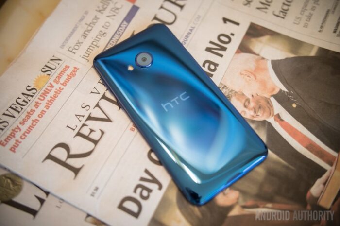 Смартфон HTC U Play похож на старшую модель внешне, но не по параметрам