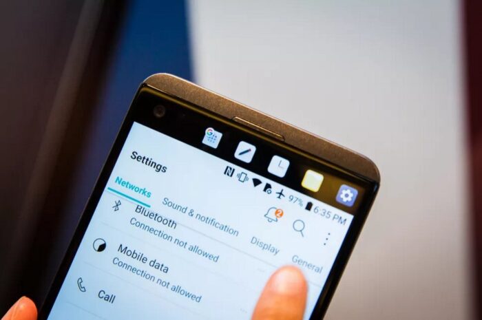 Смартфон LG V30 действительно не получит дополнительный дисплей