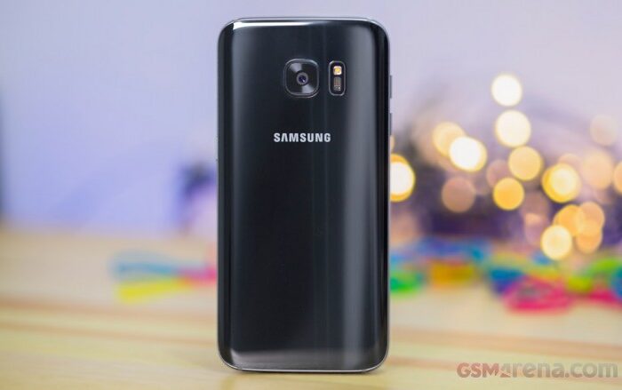 Смартфону Samsung Galaxy S8 приписывают наличие экрана UHD и использование порта USB-C для подключения наушников