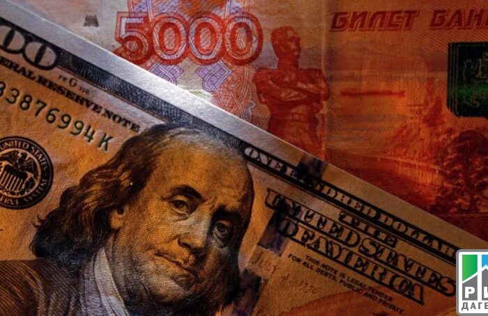 Средневзвешенный курс доллара снизился на 2 рубля