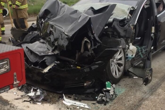 Tesla Model S разбилась о пожарную машину на светофоре